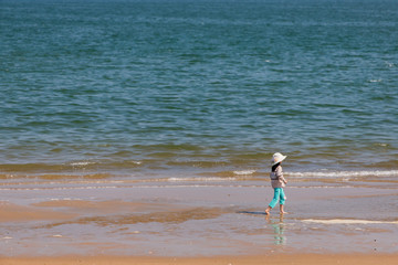 初夏の海で遊んでいる子供