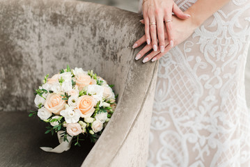 Obraz na płótnie Canvas The hands of the bride. Wedding bouquet. Wedding