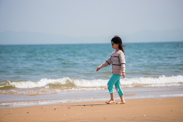 Fototapeta na wymiar 初夏の海で遊んでいる子供