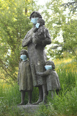 Familienmonument mit Schutzmasken