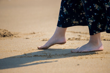 砂浜で遊んでいる子供