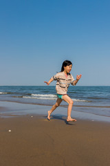 初夏の海で遊んでいる可愛い子供