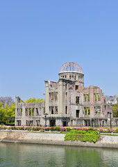 春の広島平和記念公園の原爆ドーム