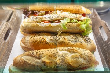 Panini assortiti in esposizione in un banco frigo 