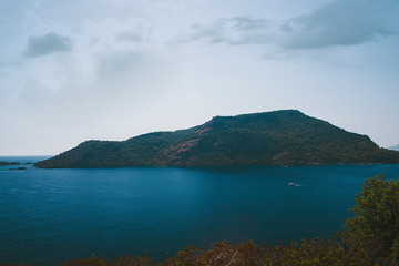 Fototapeta premium view of the sea and mountains