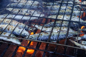 Parrillada de Sardinas frescas, asadas con carbón vegetal. Barbacoa con deliciosas sardinas...