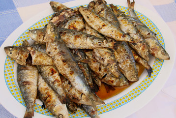 Plato de sardinas (Sardina pilchardus) asadas con carbón vegetal en la barbacoa. Sanlúcar de Guadiana, Andalucía, España.