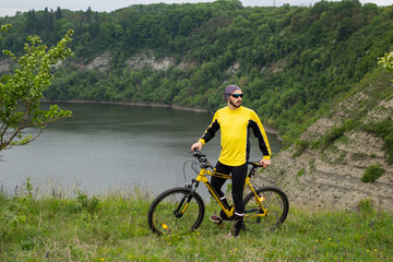 Obraz premium A cyclist sits on a bicycle and looks into the distance