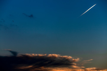 Dois elementos neste céu, um sobe e outro desce.