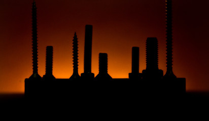 Atardecer de tornillos como edificios