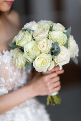 Obraz na płótnie Canvas Bride hold the bouquet, closeup
