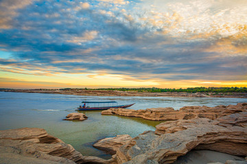 Fototapeta na wymiar Natural scene at Mekong River, at Ubon Ratchathani, Thailand,Sunrise landscape photo with boat, mountain,Sam Phan Bok, Ubon Ratchathani, Thailand,