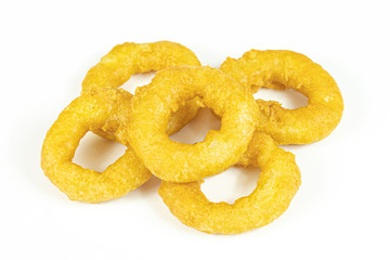 beignets de calamars à la romaine sur un fond blanc