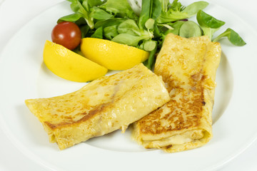 crêpes farcies au fromage accompagné de salade verte