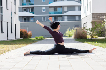 Junge sportliche Frau macht Fitness aussen