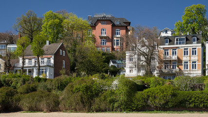 Am Strand der Elbe Hamburg Övelgönne wolkenlos im Frühling