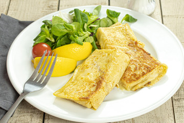 crêpes farcies au fromage accompagné de salade verte