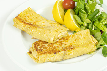 crêpes farcies au fromage accompagné de salade verte