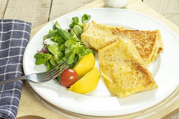 crêpes farcies au fromage accompagné de salade verte