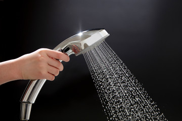 シャワー　浴室　水飛沫　黒背景