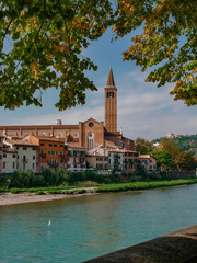 Fototapeta na wymiar Kirche am fluss in Verona