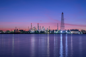 Obraz premium oil and gas refinery petrochemical factory at night, petroleum and chemical plant