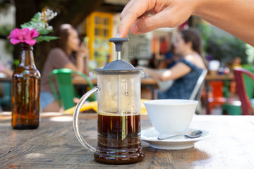 Café servido com método de prensa francesa