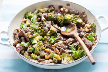 Stir-fried beef with cashews and broccoli