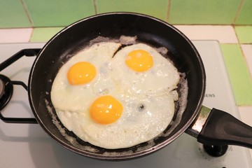Oeufs au plat dans une poële - Département du Rhône - France