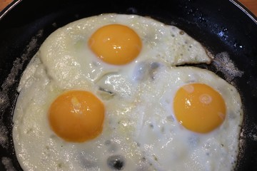 Oeufs au plat dans une poële - Département du Rhône - France