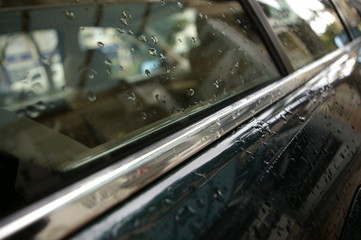 Ventana de coche con lluvia