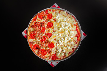Pizza mitad pepperoni con carne, mitad queso, vista desde arriba