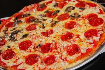Fototapety  Pizza Pepperoni, pół pieczarki, widok z bliska