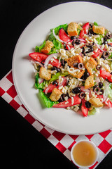 Ensalada César servida en plato