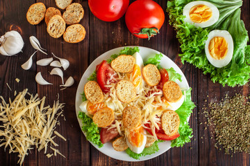 .Instructions for the preparation of Caesar salad. Seventh step. Before serving, garnish the salad with crackers. You can dry the bread cubes and pour it with garlic oil. Season salad with olive oil.