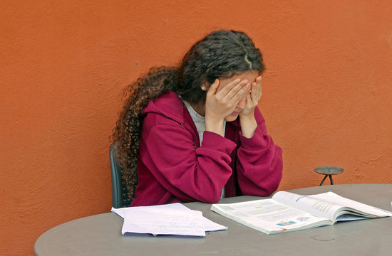 una srtudentessa con l'ansia per l'esame di maturit&agrave;