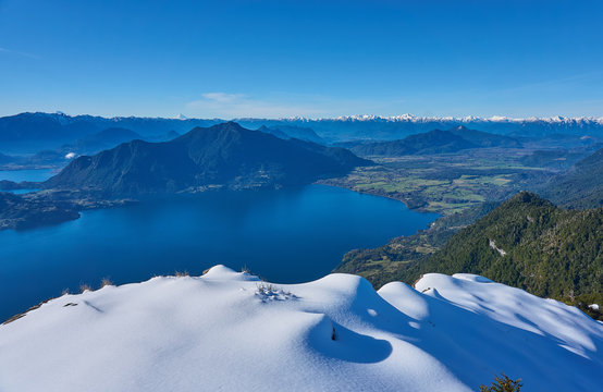 vista desde lo alto de la monta&ntilde;a con nieve, hacia lago ranco