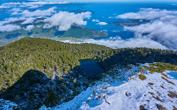 vista desde lo alto de la monta&ntilde;a con nieve, hacia lago ranco