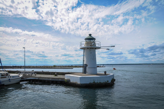 Scenery photo of lighthouse on sea.
