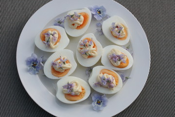 Gekochte Eier mit Mayonaise.