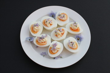 Gekochte Eier mit Mayonaise.