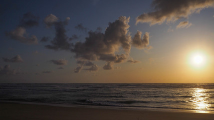 Obraz na płótnie Canvas Petits cumulus de beaux temps mis en valeur par le soleil couchant, au-dessus de l'océan Atlantique