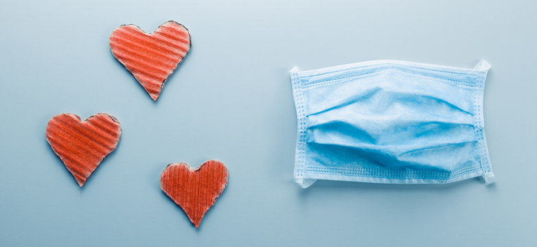 Mascherina con forme di cuore rosso, concetto di vicinanza e di grazie ai medici e gli infermieri che lavorano ogni giorno per garantire la sanit&agrave; e la cura del coronavirus.