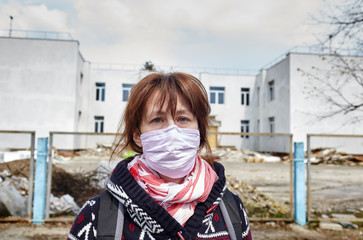 Fototapeta premium Woman wearing hygienic mask to prevent the Coronavirus. People in masks The outbreak of Novel Corona virus (2019-nCoV) in Europe. Concept of coronavirus quarantine. Air pollution