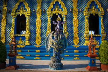 Obraz premium A beautiful view of Wat Rong Suea Ten, the Blue Temple at Chiang Rai, Thailand.