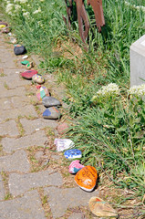 bemalte steine am dauerstau in alzey