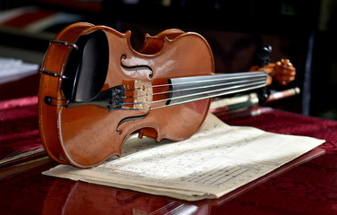 Fototapeta premium violin and bow on white background