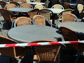 Abgesperrte Gastronomie, leere Stühle und Tische