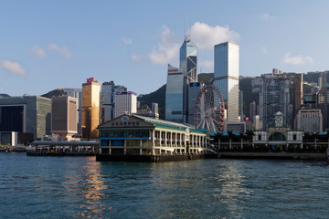 Widok na wieżowce wyspy  Hong-Kong © Miroslaw