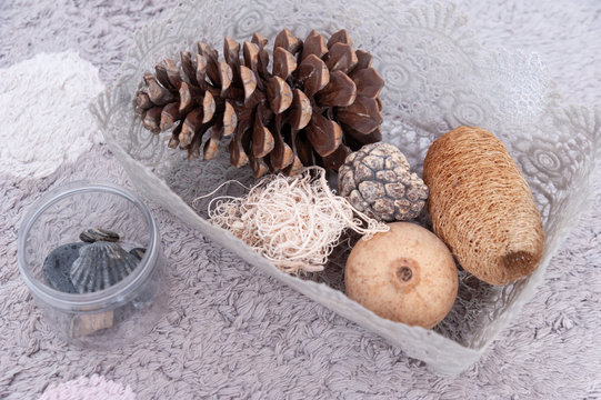 gioco e arredo per bambini, shabby chic, naturale legno, sopra tappeto grigio, con sassi e conchiglie, pigna e rafia, cestino, con vasetto in vetro o pratica con tappo